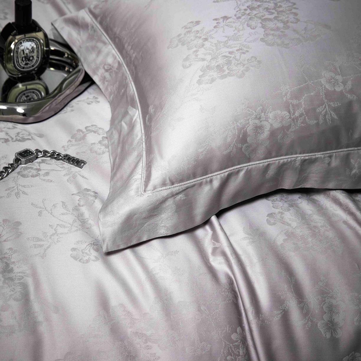 91家纺网 家纺一手货源 找家纺 榻尚家居 2025春夏新款长绒棉全棉纯棉贡缎提花手工立体埋绳工艺四件套 花香风呤-浅灰