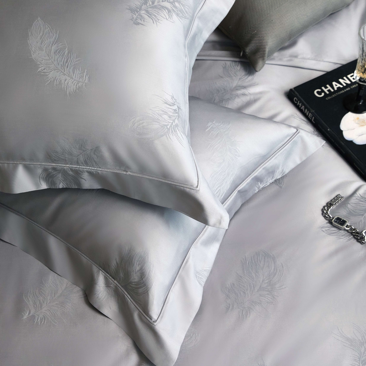 91家纺网 家纺一手货源 找家纺 榻尚家居 2025春夏新款长绒棉全棉纯棉贡缎提花手工立体埋绳工艺四件套 飘羽（高级灰）