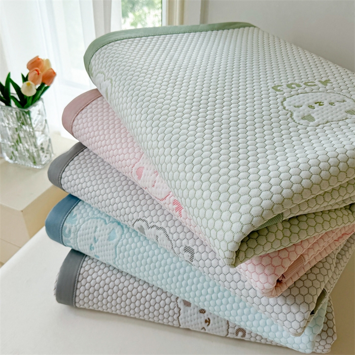 91家纺网 家纺一手货源 找家纺 喜居 2025新款LUCK小冰熊冰豆豆凉席 叠拍组合图仅供参考