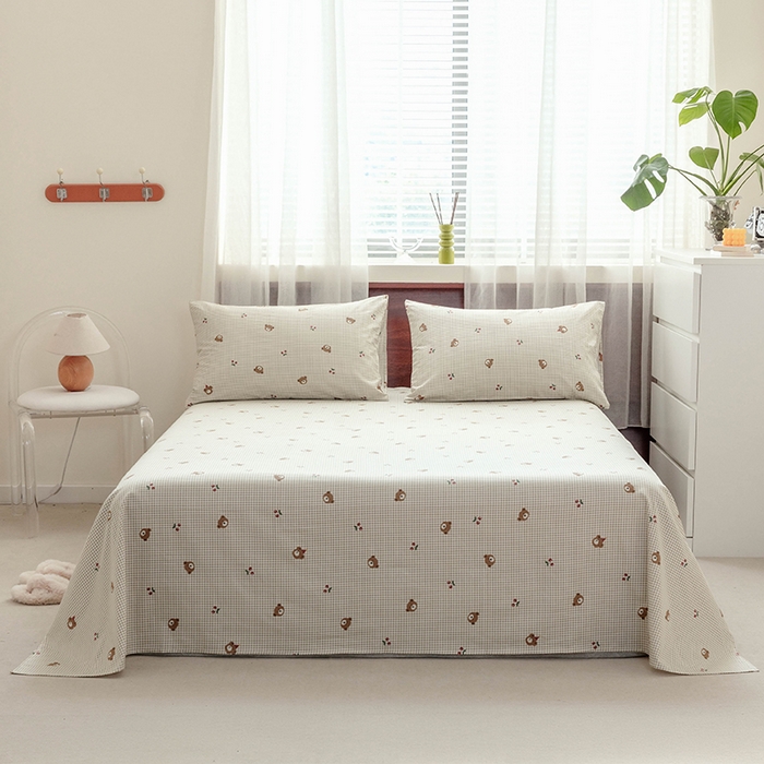 91家纺网 家纺一手货源 找家纺 绫韵 2025春夏新款ins清新卡通碎花全棉13372精梳纯棉单床单系列 小熊派