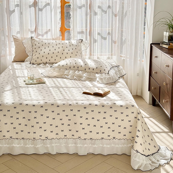 91家纺网 家纺一手货源 找家纺 金喜 2025新款韩版木棉印花小清新床盖双层蕾丝边夹棉床盖-小清新系列 蝴蝶梦