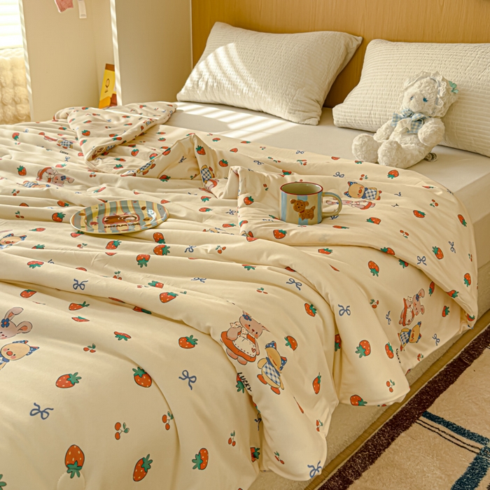 91家纺网 家纺一手货源 找家纺 品乐家纺 2025新款A类针织棉大豆被夏被夏凉被空调被学生被子 草莓兔