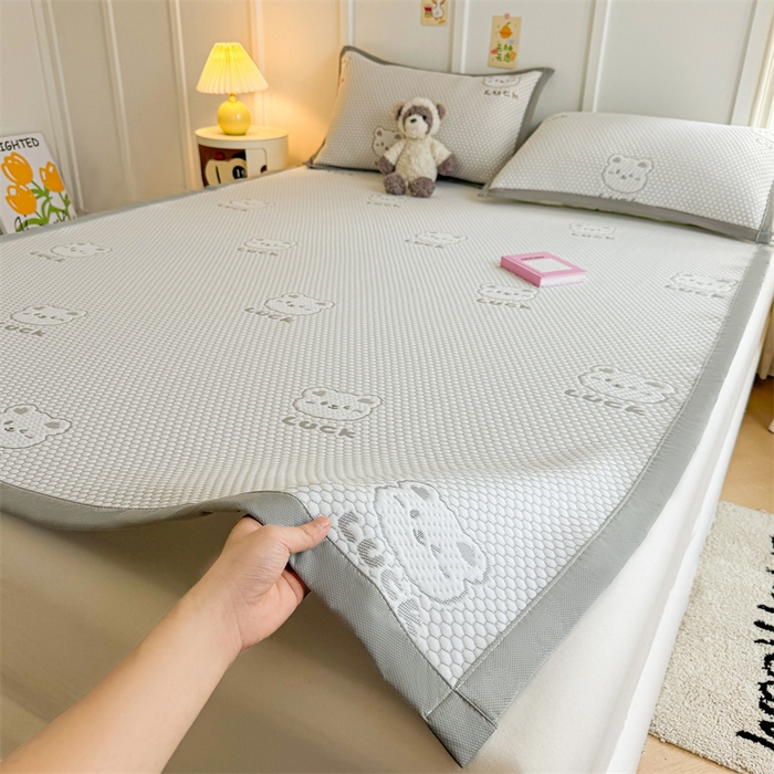 91家纺网 家纺一手货源 找家纺 喜居 2025新款LUCK小冰熊冰豆豆凉席 LUCK小冰熊-灰