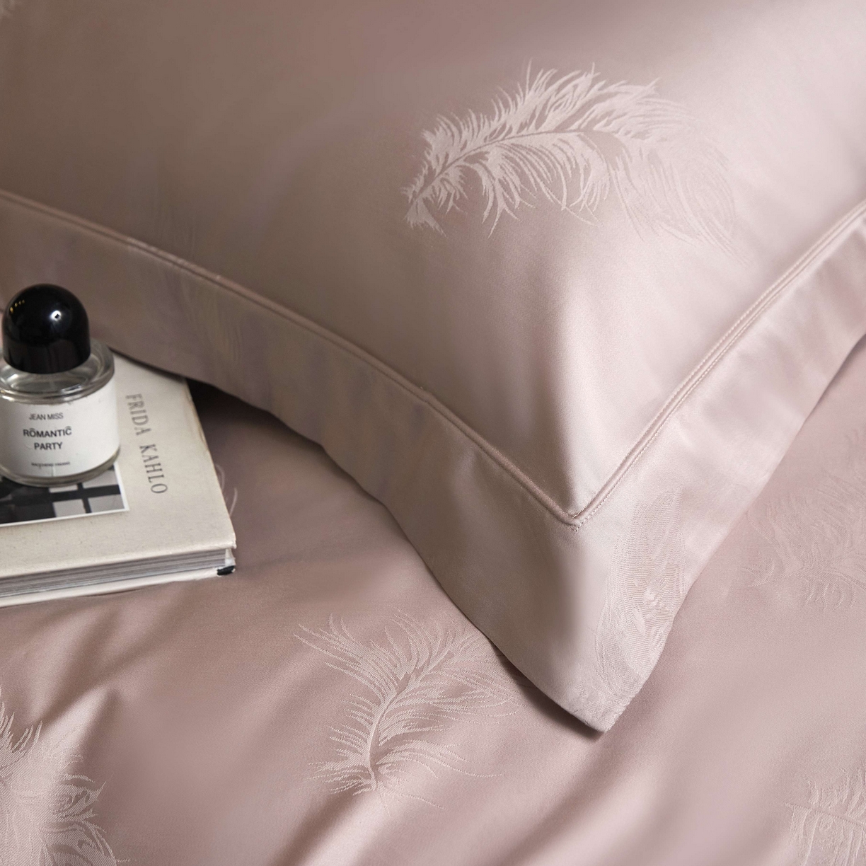 91家纺网 家纺一手货源 找家纺 榻尚家居 2025春夏新款长绒棉全棉纯棉贡缎提花手工立体埋绳工艺四件套 飘羽（红灰）