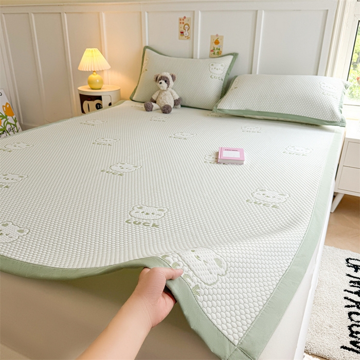 91家纺网 家纺一手货源 找家纺 喜居 2025新款LUCK小冰熊冰豆豆凉席 LUCK小冰熊-绿