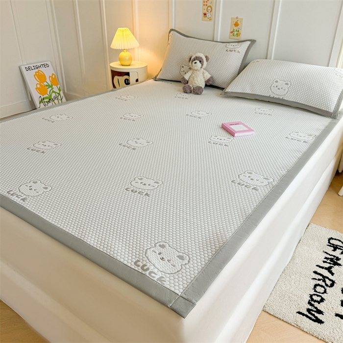 91家纺网 家纺一手货源 找家纺 喜居 2025新款LUCK小冰熊冰豆豆凉席 LUCK小冰熊-灰