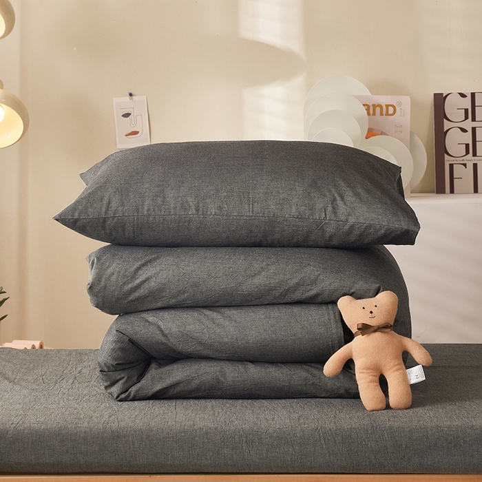 91家纺网 家纺一手货源 找家纺 水洗的故事 2025新款开学季色织水洗棉学生宿舍三件套 深灰素色