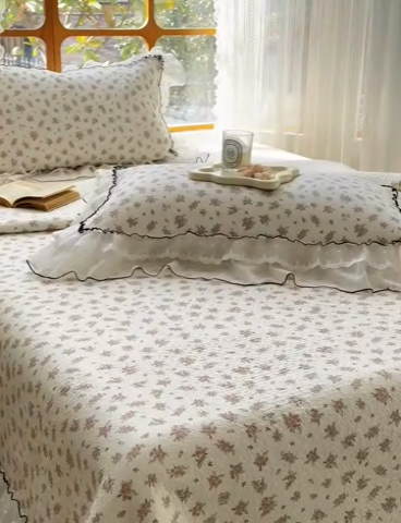 91家纺网 家纺一手货源 找家纺 金喜 2025新款韩版木棉印花小清新床盖双层蕾丝边夹棉床盖-小清新系列 花时光