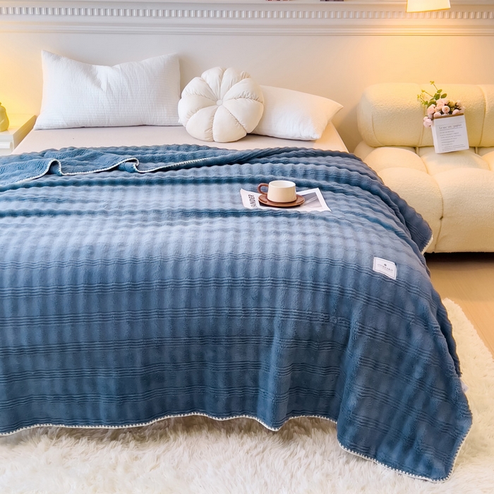 91家纺网 家纺一手货源 找家纺 宜家坊 2025新款高克重双面绒毛卡兔绒多功能毛毯 莫奈蓝