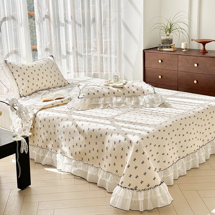 91家纺网 家纺一手货源 找家纺 金喜 2025新款韩版木棉印花小清新床盖双层蕾丝边夹棉床盖-小清新系列 蝴蝶梦