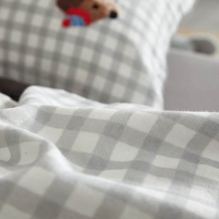 91家纺网 家纺一手货源 找家纺 怡家居 2025新款全棉双层纱可爱卡通毛巾绣四件套 灰格小淘气