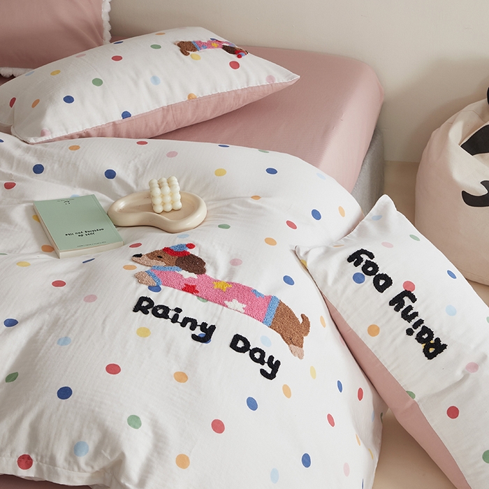 91家纺网 家纺一手货源 找家纺 怡家居 2025新款全棉双层纱可爱卡通毛巾绣四件套 点点小淘气