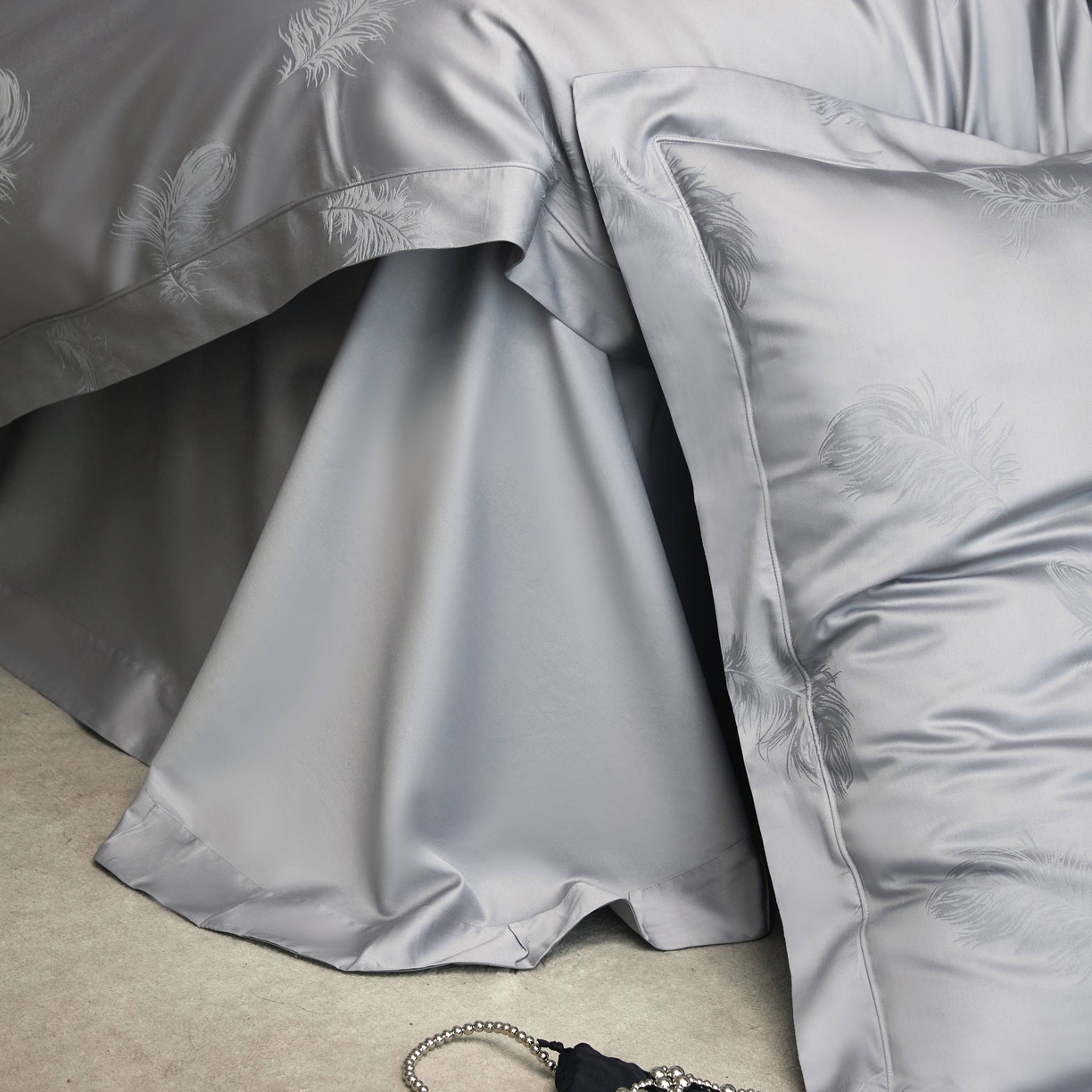 91家纺网 家纺一手货源 找家纺 榻尚家居 2025春夏新款长绒棉全棉纯棉贡缎提花手工立体埋绳工艺四件套 飘羽（高级灰）