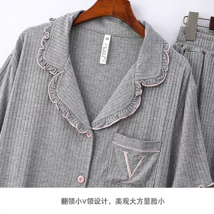 91家纺网 家纺一手货源 找家纺 洛兰沙家居馆【只代发】【只代发】 2025新款外贸欧美风8*5宽坑条莫代尔睡衣女春夏秋开衫翻领短袖长裤家居服 浅灰