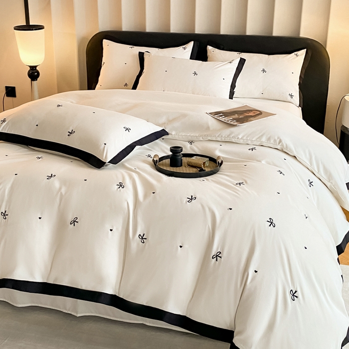 91家纺网 家纺一手货源 找家纺 米彩家纺 2025新款水洗磨毛四件套-蝴蝶结爱心系列 蝴蝶结奶昔白