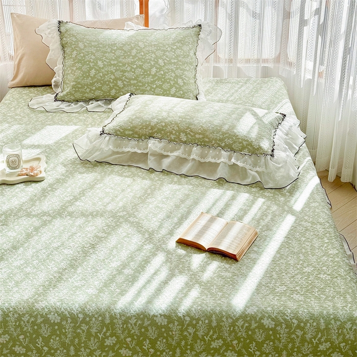 91家纺网 家纺一手货源 找家纺 金喜 2025新款韩版木棉印花小清新床盖双层蕾丝边夹棉床盖-小清新系列 绿风吟