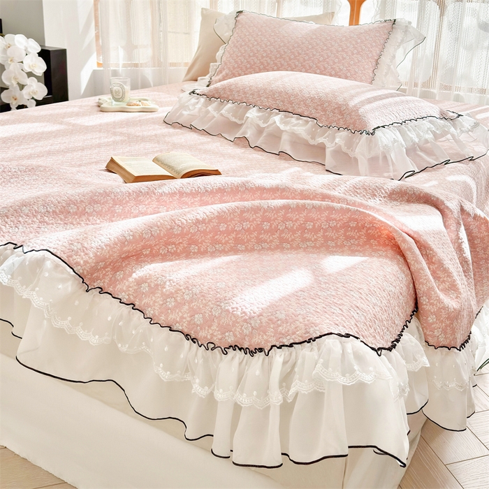 91家纺网 家纺一手货源 找家纺 金喜 2025新款韩版木棉印花小清新床盖双层蕾丝边夹棉床盖-小清新系列 花间粉