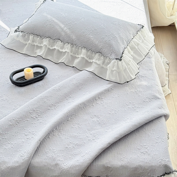 91家纺网 家纺一手货源 找家纺 金喜 2025新款韩版木棉纯色床盖双层蕾丝边夹棉床盖-星梦系列 星梦-松灰