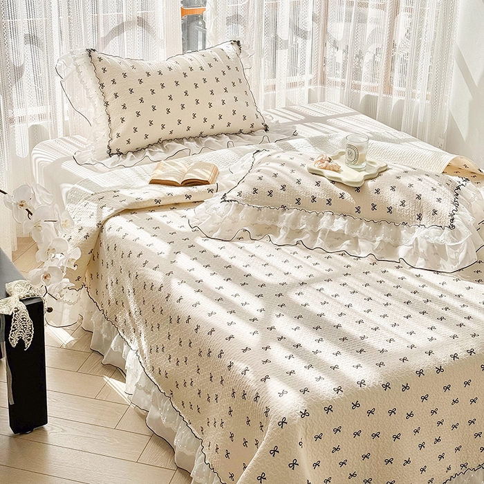 91家纺网 家纺一手货源 找家纺 金喜 2025新款韩版木棉印花小清新床盖双层蕾丝边夹棉床盖-小清新系列 蝴蝶梦