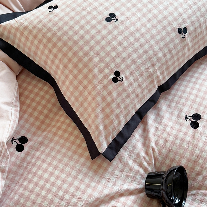 91家纺网 家纺一手货源 找家纺 优悦生活馆2025新款全棉纯棉水洗棉刺绣四件套 粉格-樱桃