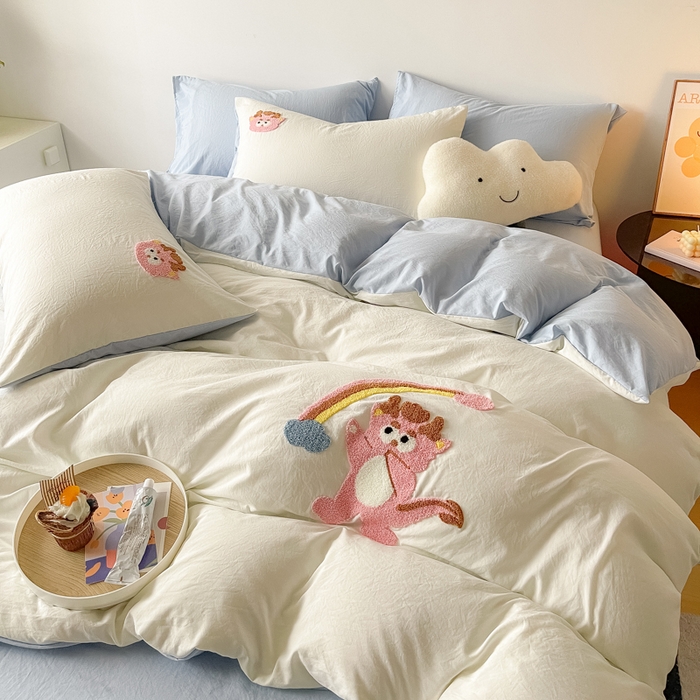 91家纺网 家纺一手货源 找家纺 宜家坊 2025新款卡通水洗棉毛巾绣四件套 彩虹龙-米白配浅蓝