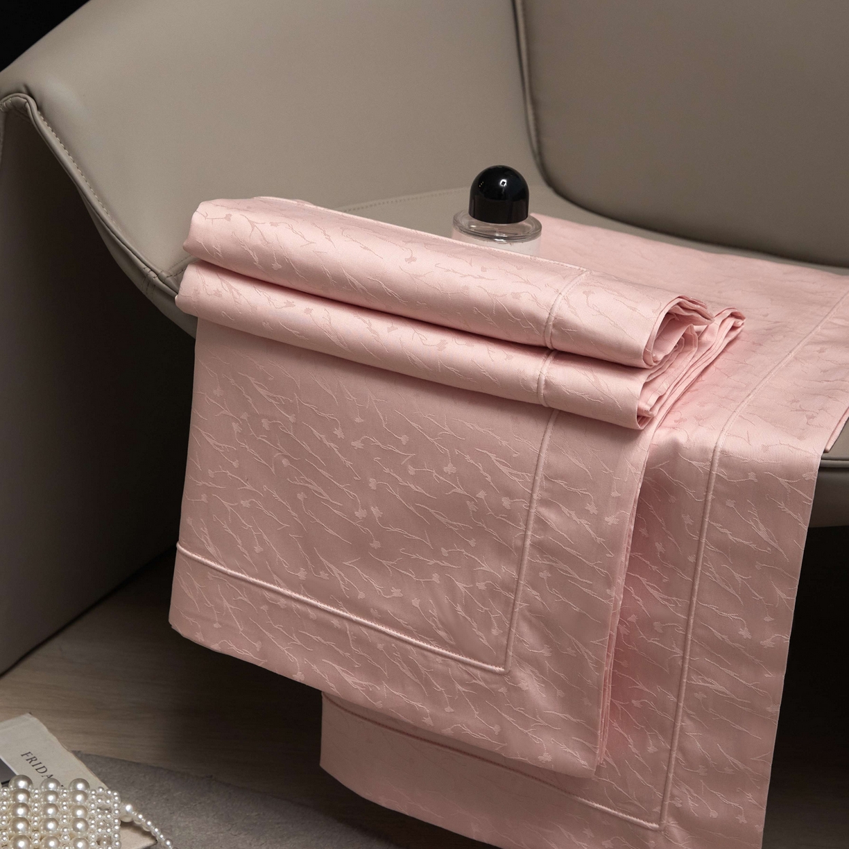 91家纺网 家纺一手货源 找家纺 榻尚家居 2025春夏新款长绒棉全棉纯棉贡缎提花手工立体埋绳工艺四件套 艾克亚（浅粉）