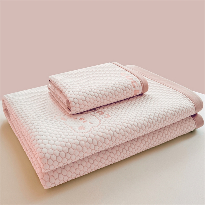 91家纺网 家纺一手货源 找家纺 喜居 2025新款LUCK小冰熊冰豆豆凉席 叠拍组合图仅供参考