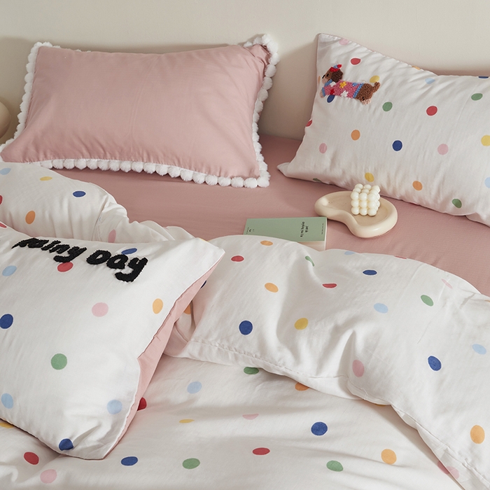 91家纺网 家纺一手货源 找家纺 怡家居 2025新款全棉双层纱可爱卡通毛巾绣四件套 点点小淘气