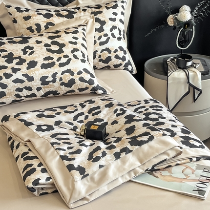 91家纺网 家纺一手货源 找家纺 首尔家纺 2025新款水洗冰丝数码宽边凉感夏被 冰丝-豹纹咖