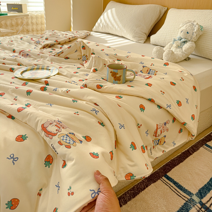 91家纺网 家纺一手货源 找家纺 品乐家纺 2025新款A类针织棉大豆被夏被夏凉被空调被学生被子 草莓兔