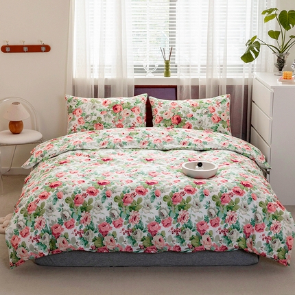 91家纺网 家纺一手货源 找家纺 绫韵2025春夏新款ins清新卡通碎花全棉13372精梳纯棉四件套系列 浪漫花舞