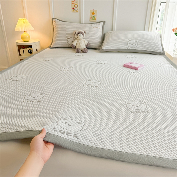 91家纺网 家纺一手货源 找家纺 喜居 2025新款LUCK小冰熊冰豆豆凉席 LUCK小冰熊-灰