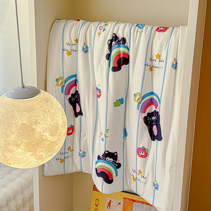 91家纺网 家纺一手货源 找家纺 品乐家纺 2025新款A类针织棉大豆被夏被夏凉被空调被学生被子 彩虹猫