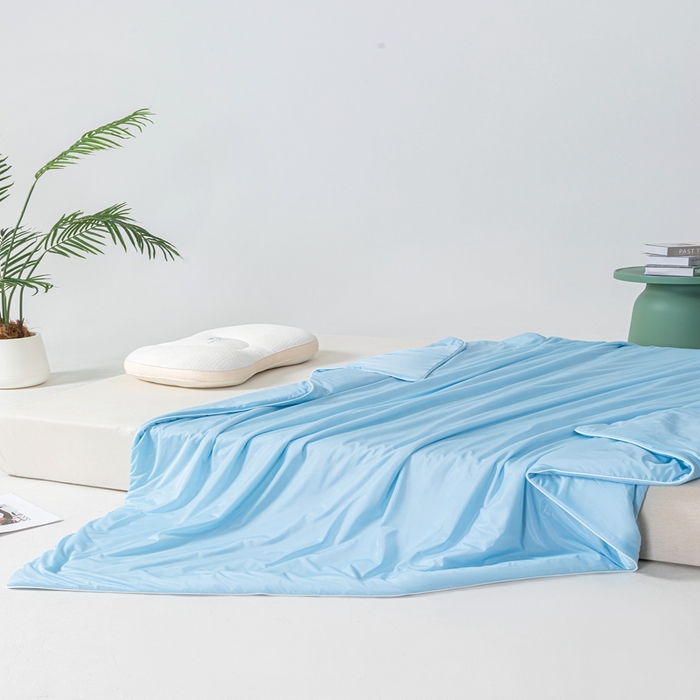 91家纺网 家纺一手货源 找家纺 鑫贝阳 2025春夏新款纯色双拼A类凉感丝夏凉被 纯天空蓝