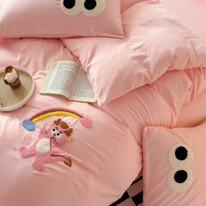 91家纺网 家纺一手货源 找家纺 宜家坊 2025新款卡通水洗棉毛巾绣四件套 彩虹龙粉