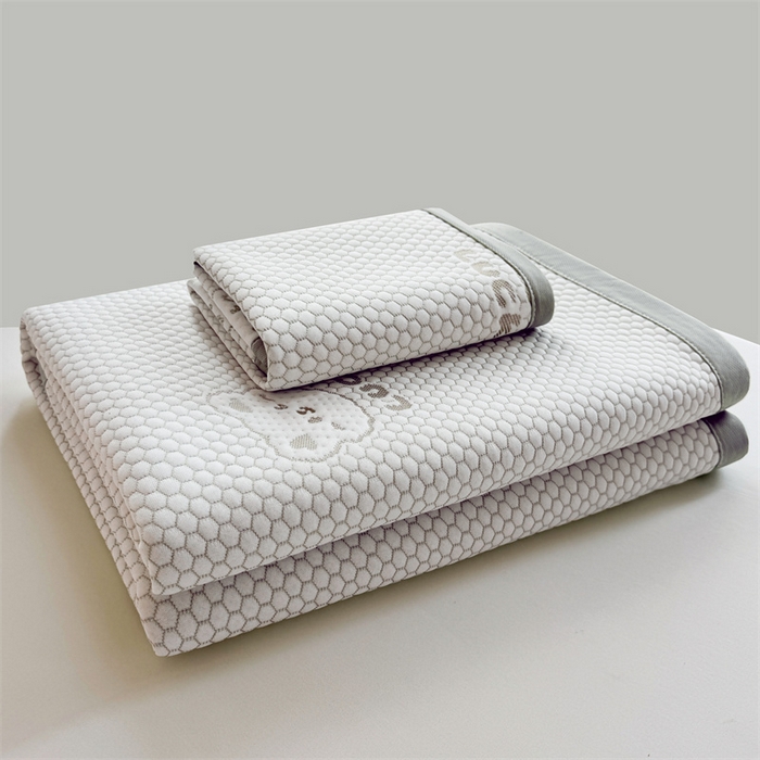 91家纺网 家纺一手货源 找家纺 喜居 2025新款LUCK小冰熊冰豆豆凉席 叠拍组合图仅供参考