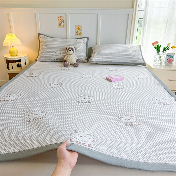 91家纺网 家纺一手货源 找家纺 喜居 2025新款LUCK小冰熊冰豆豆凉席 LUCK小冰熊-咖