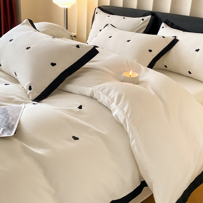 91家纺网 家纺一手货源 找家纺 米彩家纺 2025新款水洗磨毛四件套-蝴蝶结爱心系列 爱心奶昔白