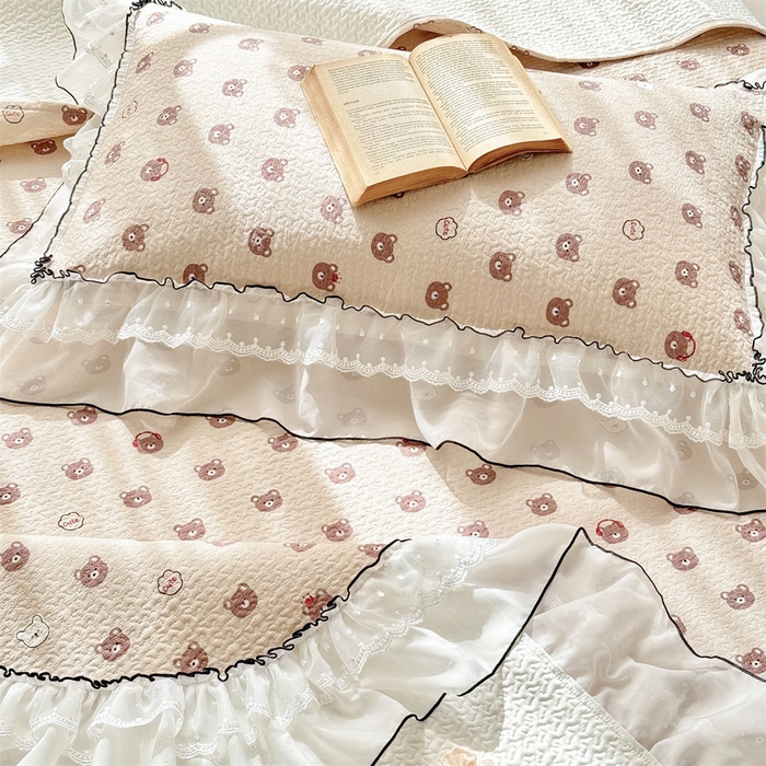 91家纺网 家纺一手货源 找家纺 金喜 2025新款韩版木棉印花小清新床盖双层蕾丝边夹棉床盖-小清新系列 熊小乖
