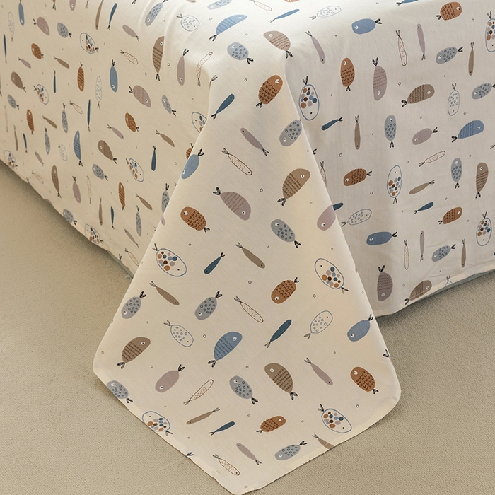 91家纺网 家纺一手货源 找家纺 绫韵 2025春夏新款ins清新卡通碎花全棉13372精梳纯棉单床单系列 鱼多多