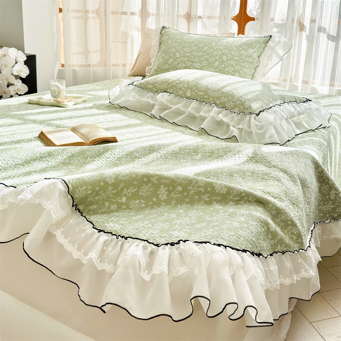 91家纺网 家纺一手货源 找家纺 金喜 2025新款韩版木棉印花小清新床盖双层蕾丝边夹棉床盖-小清新系列 绿风吟