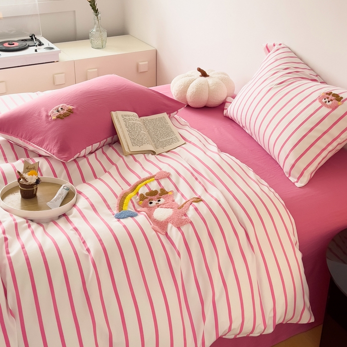 91家纺网 家纺一手货源 找家纺 宜家坊 2025新款卡通水洗棉毛巾绣四件套 彩虹龙-粉条纹