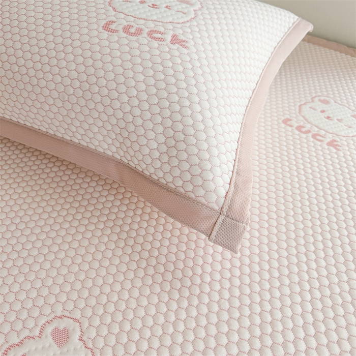 91家纺网 家纺一手货源 找家纺 喜居 2025新款LUCK小冰熊冰豆豆凉席 LUCK小冰熊-粉