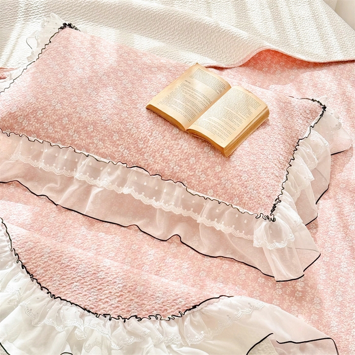 91家纺网 家纺一手货源 找家纺 金喜 2025新款韩版木棉印花小清新床盖双层蕾丝边夹棉床盖-小清新系列 花间粉