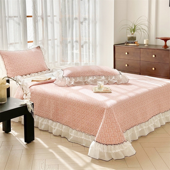 91家纺网 家纺一手货源 找家纺 金喜 2025新款韩版木棉印花小清新床盖双层蕾丝边夹棉床盖-小清新系列 花间粉