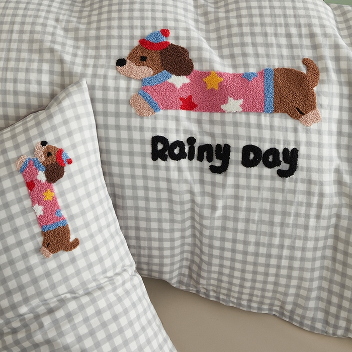 91家纺网 家纺一手货源 找家纺 怡家居 2025新款全棉双层纱可爱卡通毛巾绣四件套 灰格小淘气