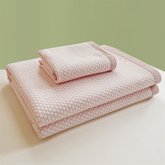 91家纺网 家纺一手货源 找家纺 喜居 2025新款LUCK小冰熊冰豆豆凉席 LUCK小冰熊-粉