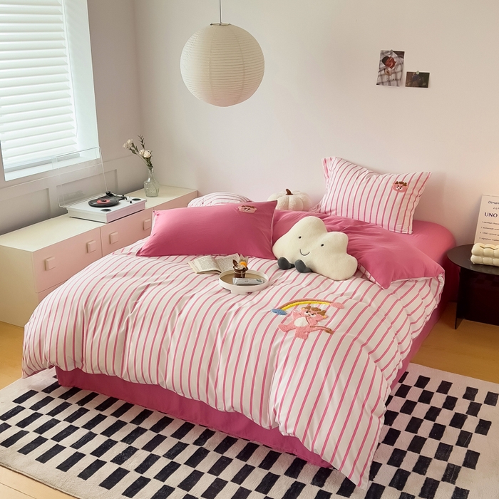 91家纺网 家纺一手货源 找家纺 宜家坊 2025新款卡通水洗棉毛巾绣四件套 彩虹龙-粉条纹