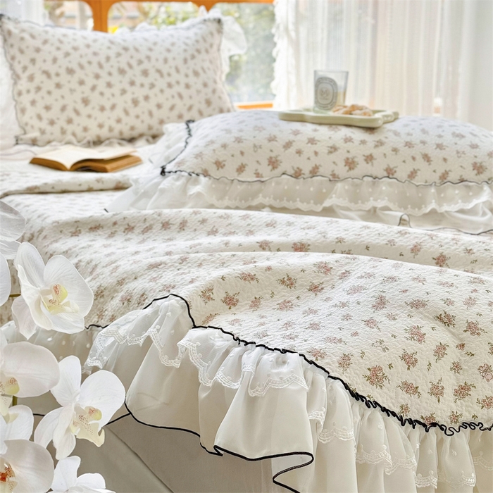 91家纺网 家纺一手货源 找家纺 金喜 2025新款韩版木棉印花小清新床盖双层蕾丝边夹棉床盖-小清新系列 花时光