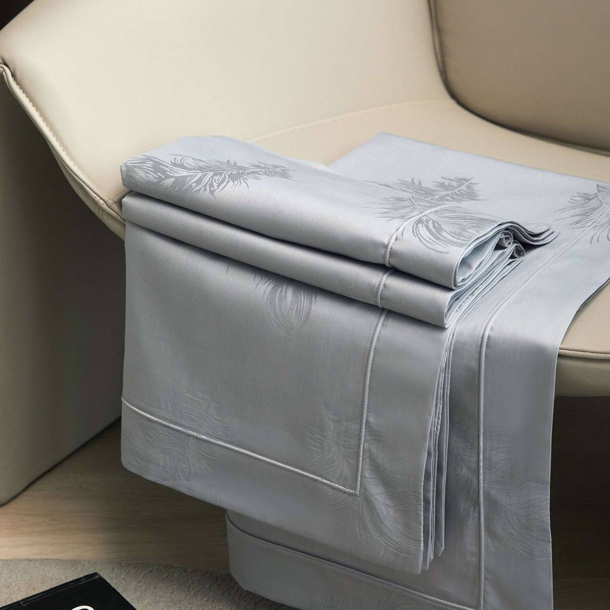 91家纺网 家纺一手货源 找家纺 榻尚家居 2025春夏新款长绒棉全棉纯棉贡缎提花手工立体埋绳工艺四件套 飘羽（高级灰）